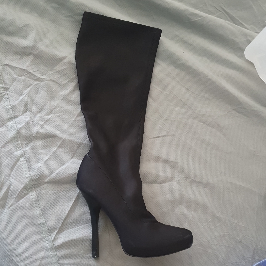 Sleek Black Heeled Boots With Stiletto Heel